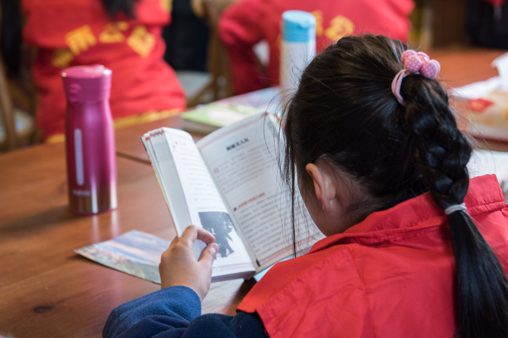 孩子们在图书馆认真阅读