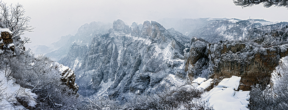 说明:一月出登上王莽岭,满山大雪装扮的王莽岭银装素裹