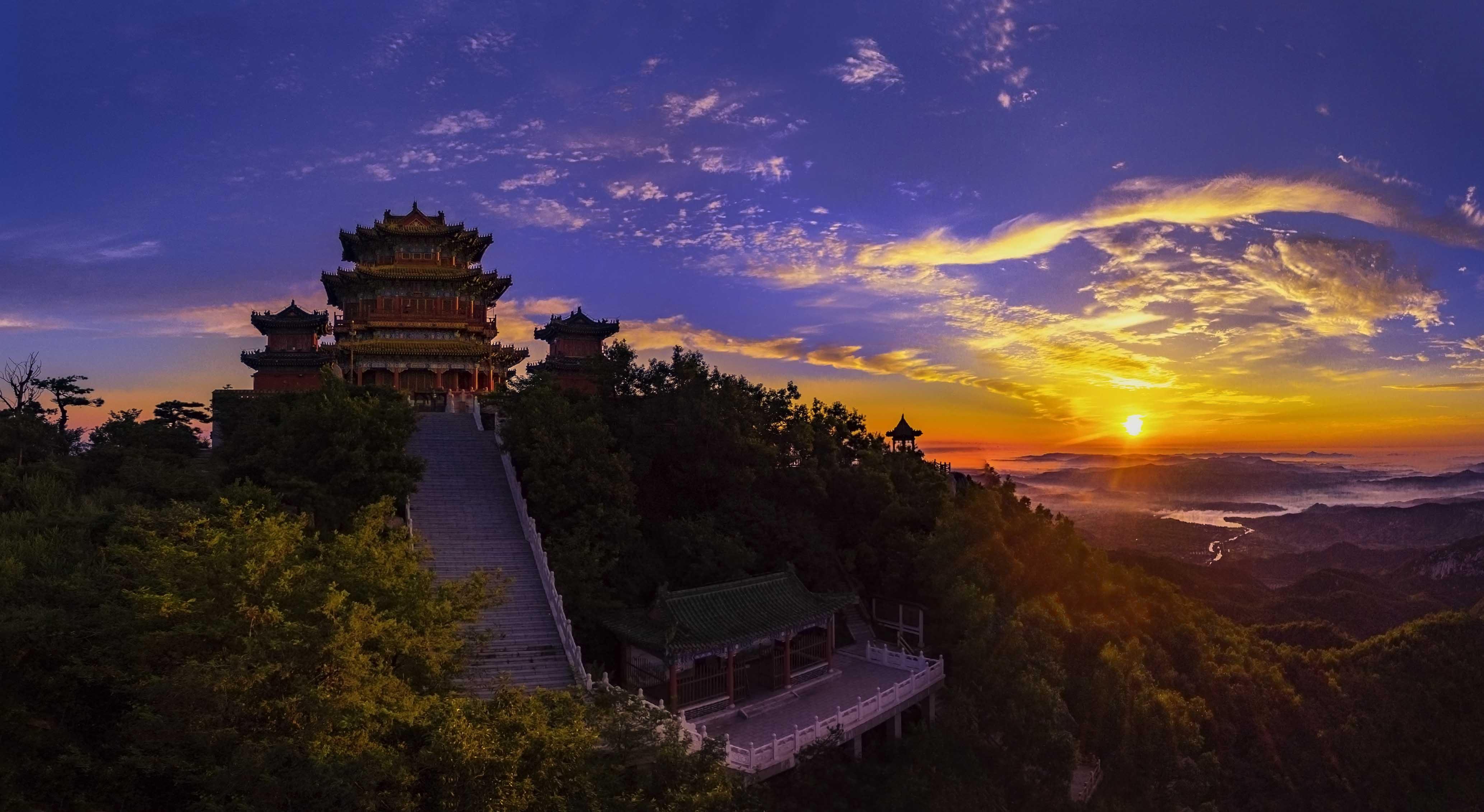 沂山日出 白瑞成