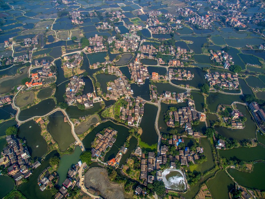 14:15:55   拍摄点:广东鹤山   作品简介:无人机高空航拍鹤山古劳水乡