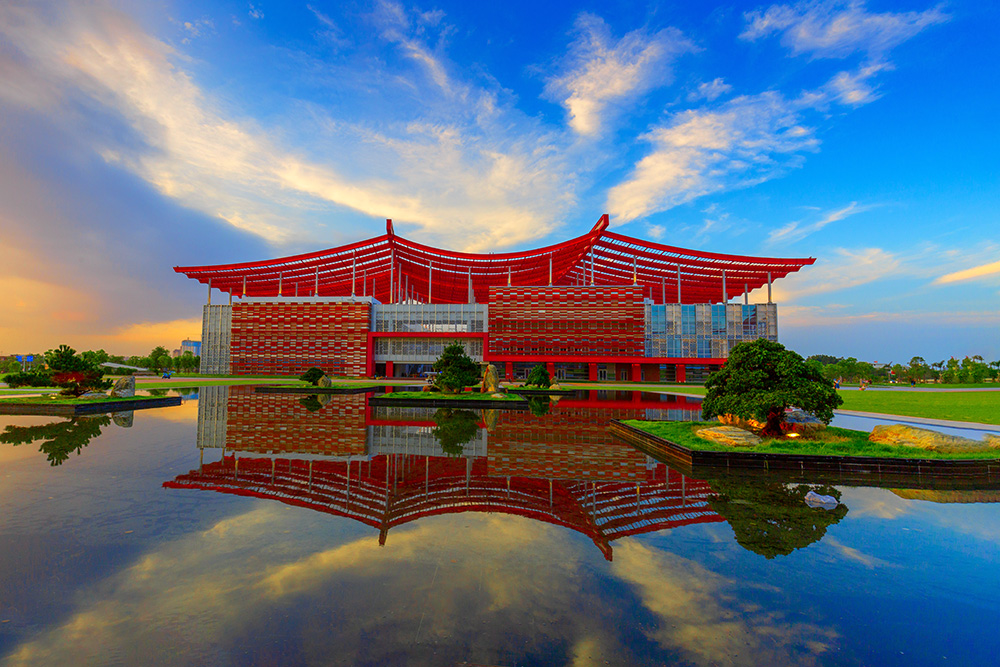 科技馆夕晖    2018-7-26拍摄于福建省漳州市芗城区科技馆,夕阳诱照