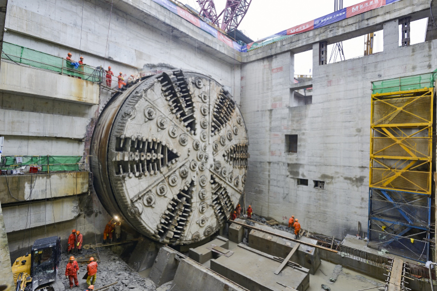 图片五:2018年 月31日工人们在盾构机六分一部分刀盘上作业的场景.