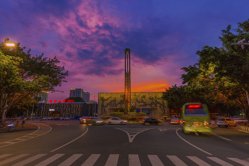 2018-7-16拍摄于福建省漳州市芗城区,女排三连冠纪念碑夜色如画