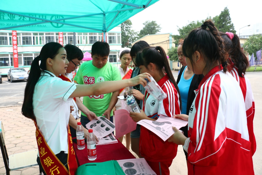 24  地点:辽宁新民市卫生学校   说明:到卫校宣传拍摄