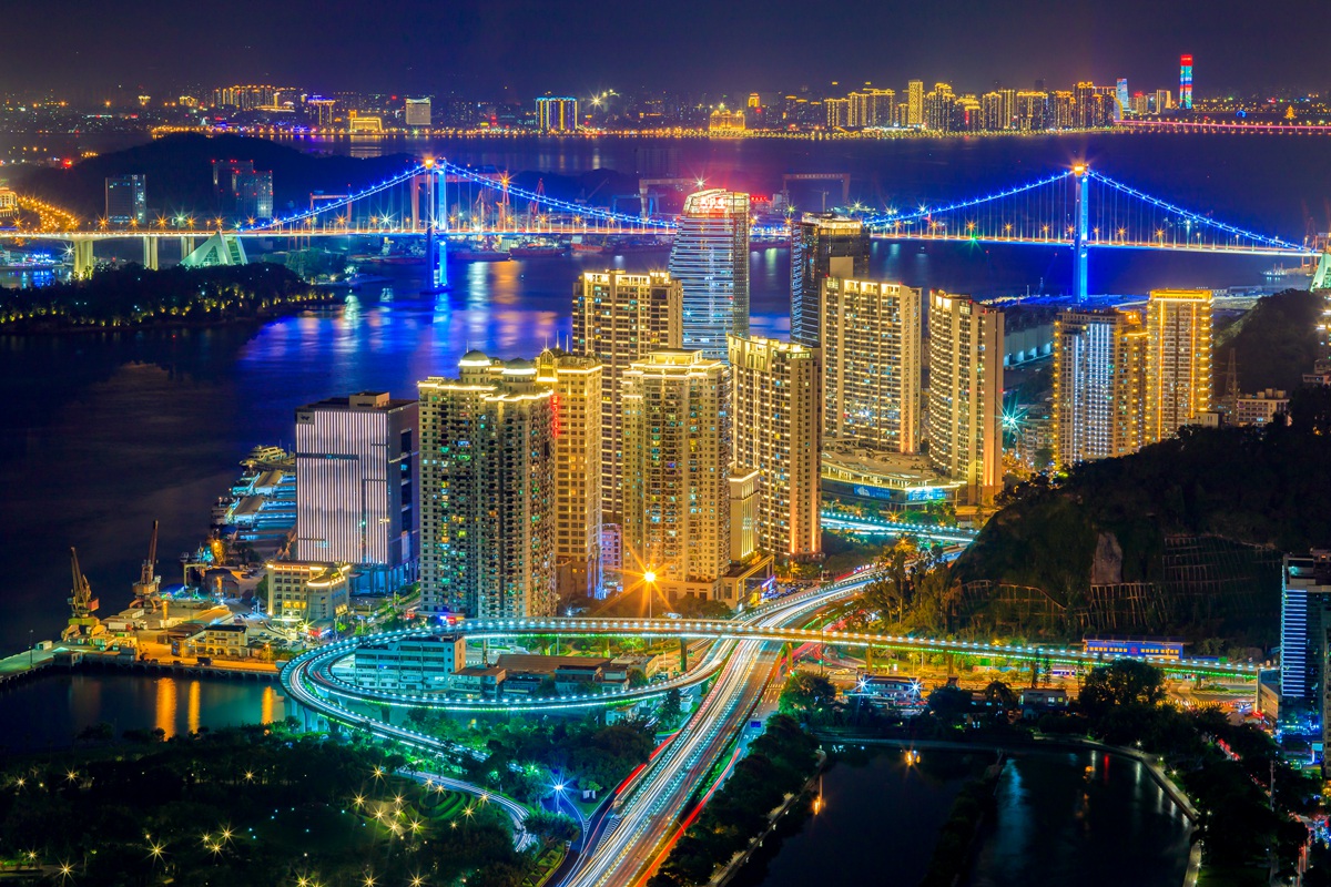 《小城夜妆》—— 2017年8月摄于福建厦门的西堤立交桥.jpg