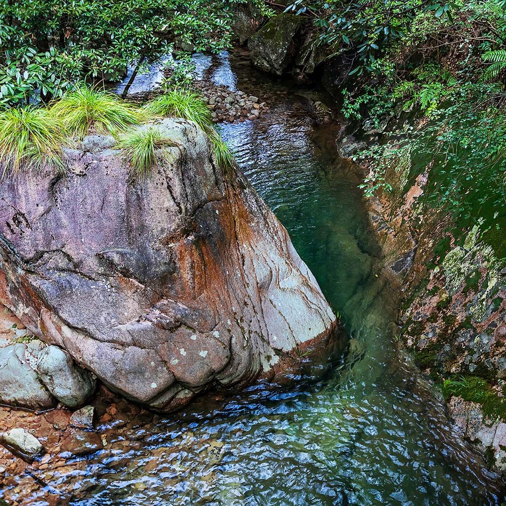 山泉绕山石