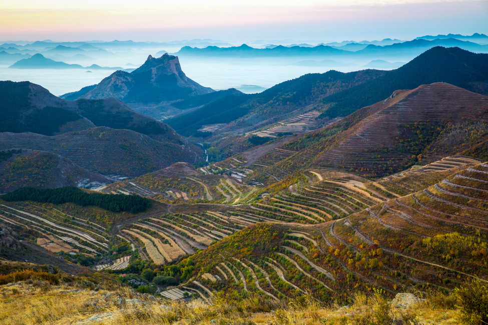2017年10月6日拍摄于辽宁省凌源市三十家子镇裂山梁