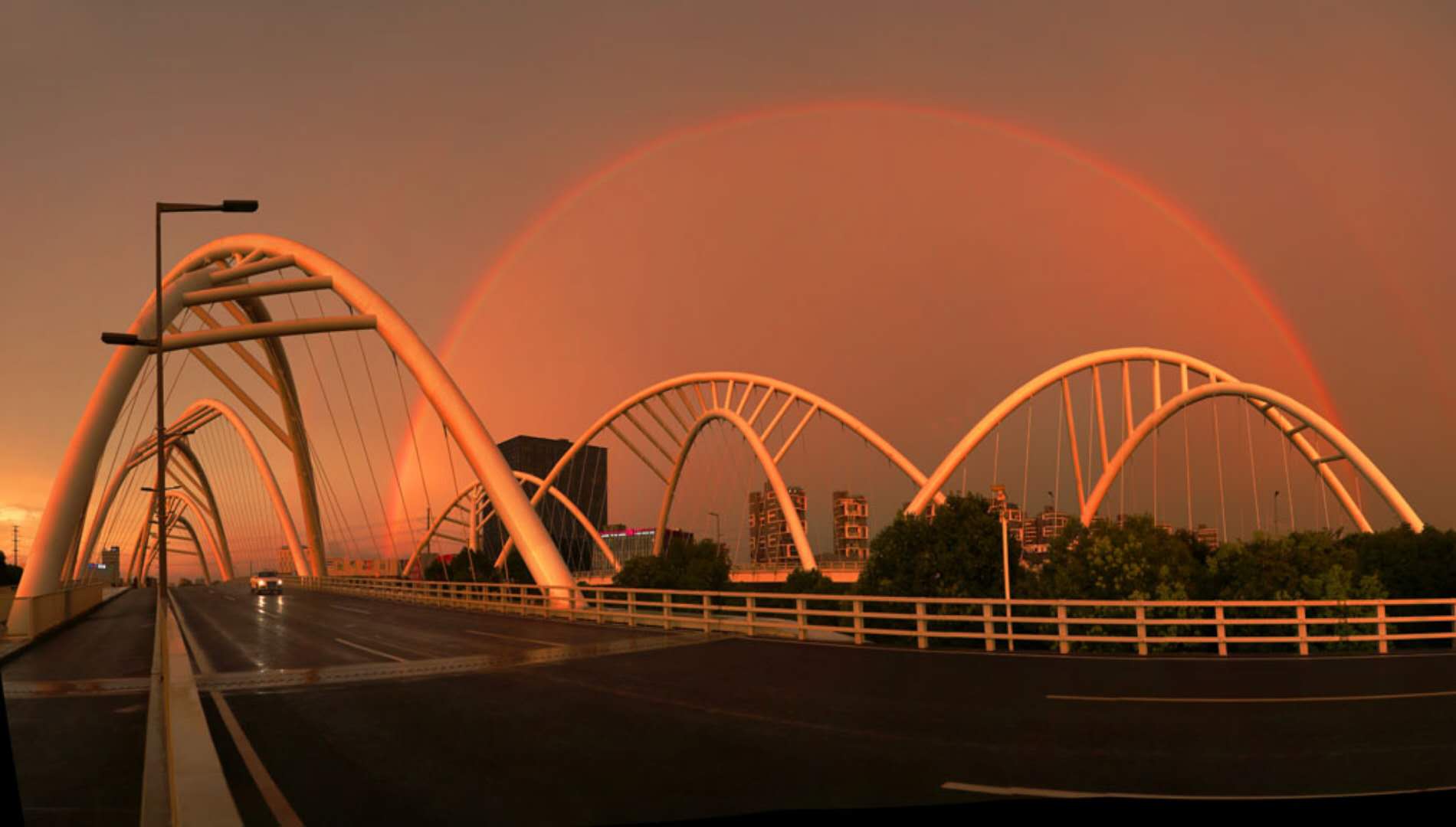 彩虹桥上看彩虹