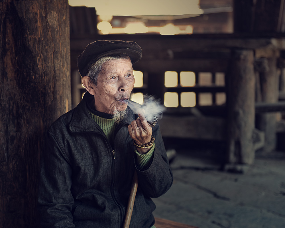 《鼓楼里抽旱烟袋的老人》