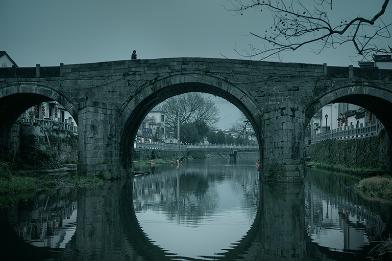 古老的桥梁,承载着过去与未来.