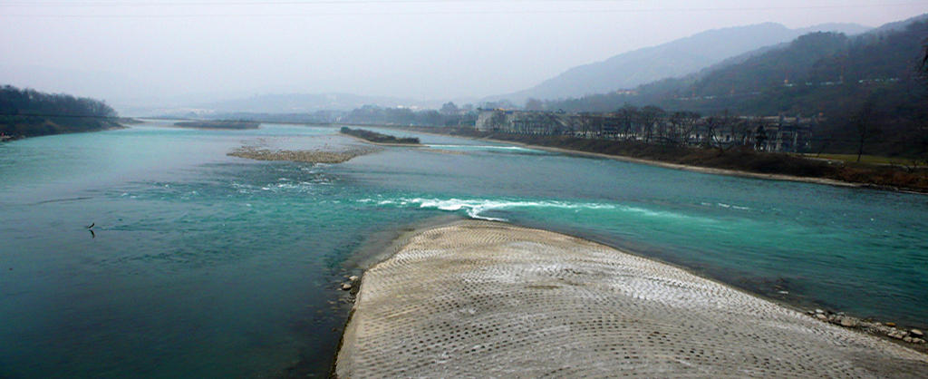 作品标题:都江堰鱼嘴风光