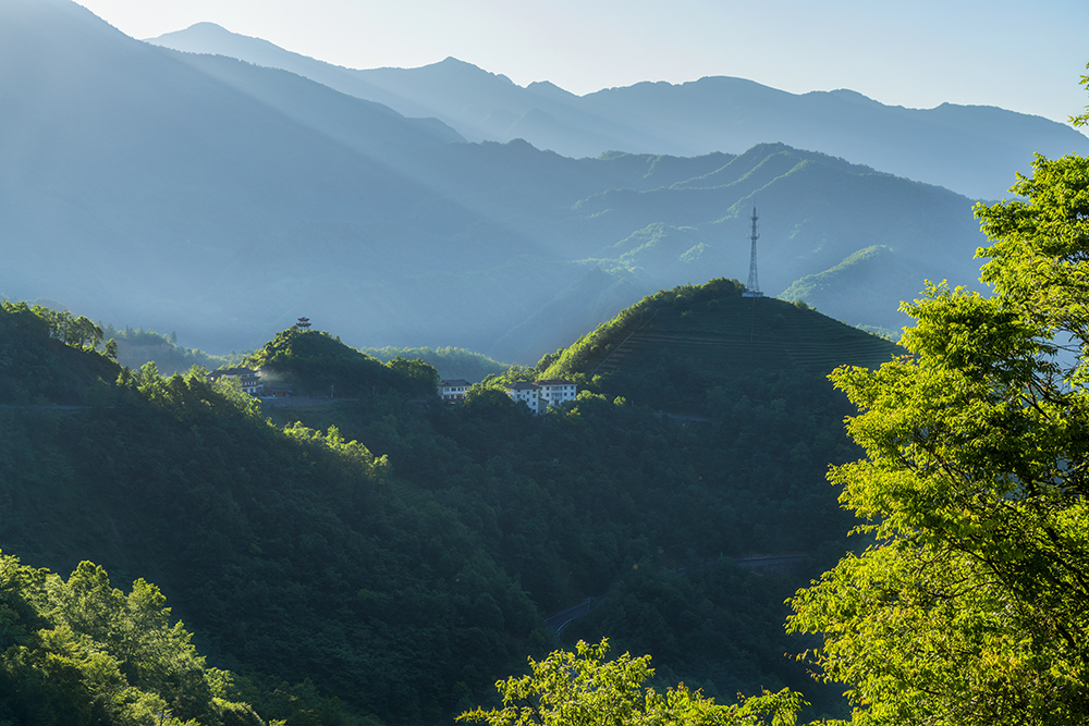 叠叠山峰美如画