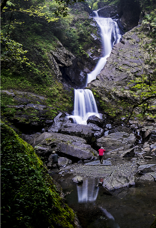 遥看瀑布挂前川