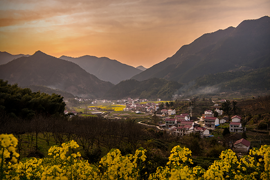 《群山还抱的家园》2018-3-23摄于石台县丁香镇库山村