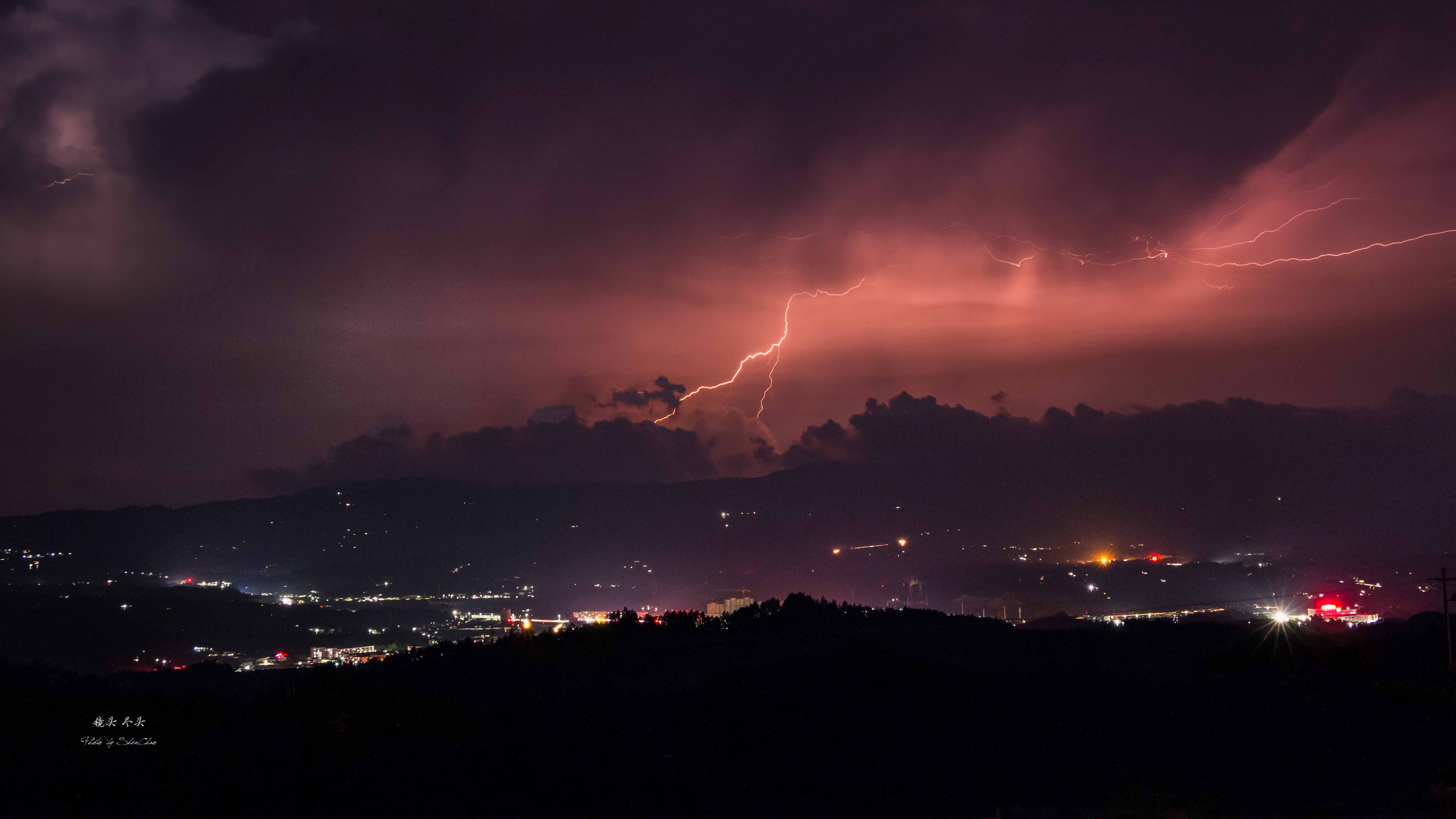 15 安徽岳西 趁着暴风雨来临前去城区附近的山上用长曝光记录下了大