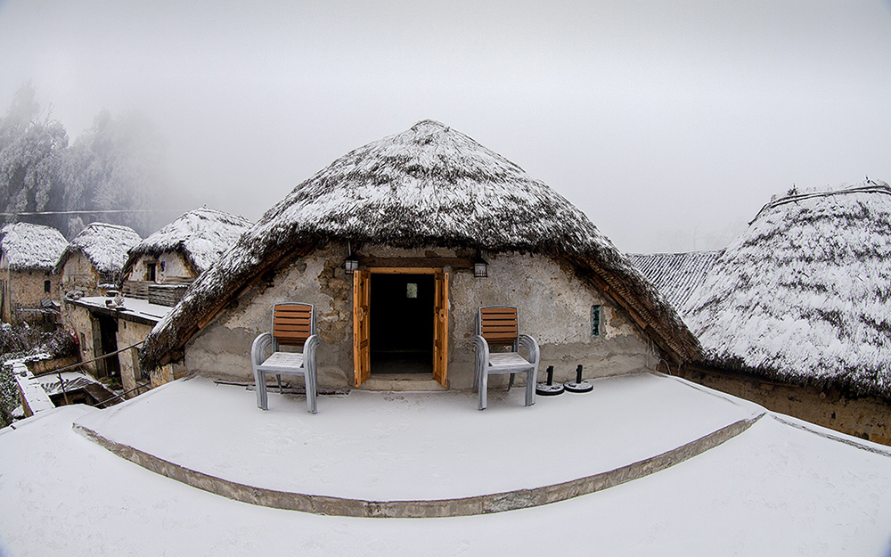 1.25.拍于云南省元阳县胜村乡阿者科村.即将离去的哈尼蘑菇房.