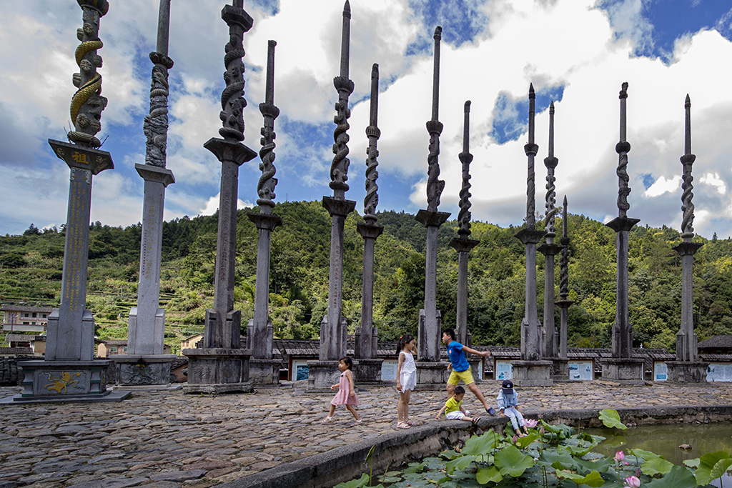 《光宗耀祖》 2018-7-15摄于南靖塔下村 矗立19根石旗杆记载着张家族