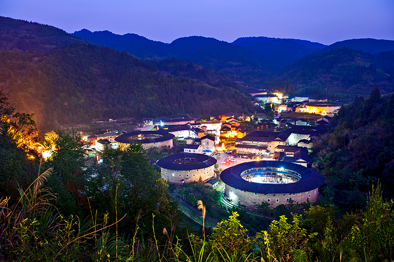 《夜色中的河坑土楼群》