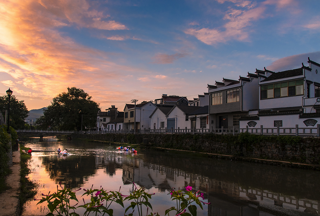 朝霞浴古镇-第二届 "摄影小镇——陵阳" 全国摄影大展投稿区-大众摄影