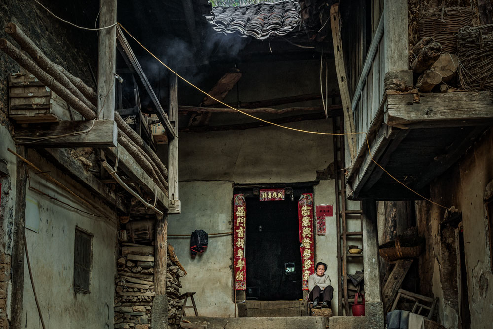 10土木结构的老房子,历经沧桑数十年,主人总是眷恋在那大门口端坐