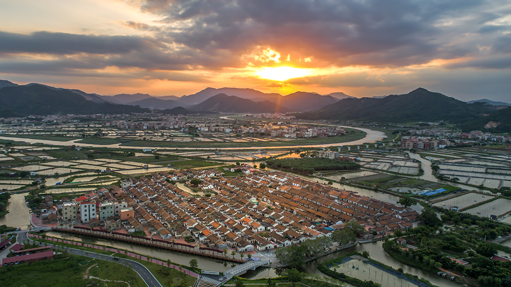 《霞光耀日照古村》拍摄于龙海市埭美古村落 傍晚航拍埭美古村落 漳州