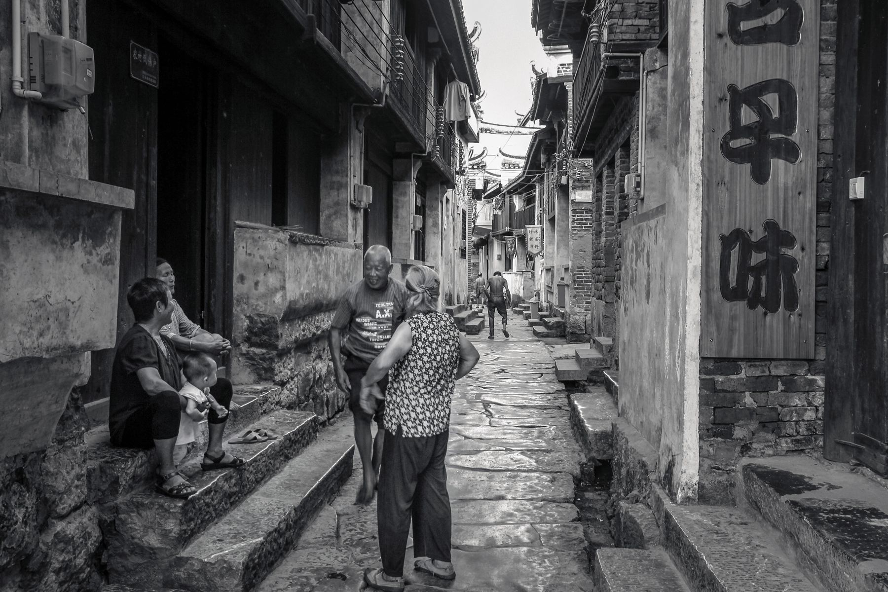 2016年8月摄于湖南省永州市上甘棠古村,古老的街道旁,村民们在闲聊.