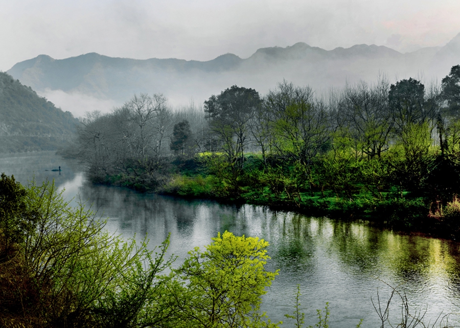 秋浦河畔景最浓