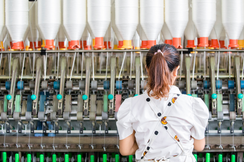 展现纺织女工精心作业的美好场景.