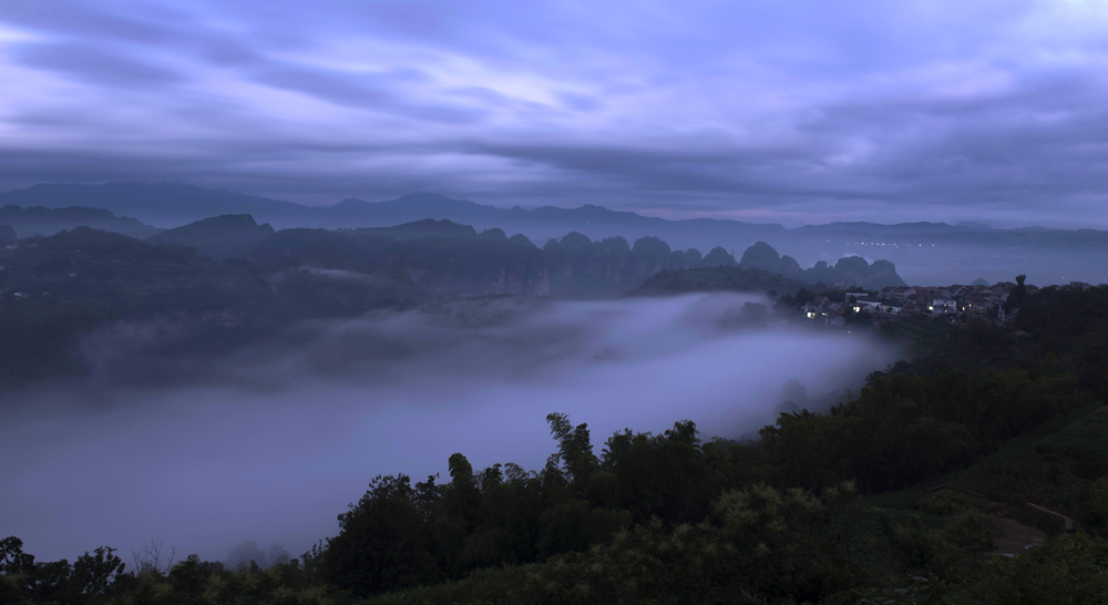 天姥三重岭,危途绕峻溪