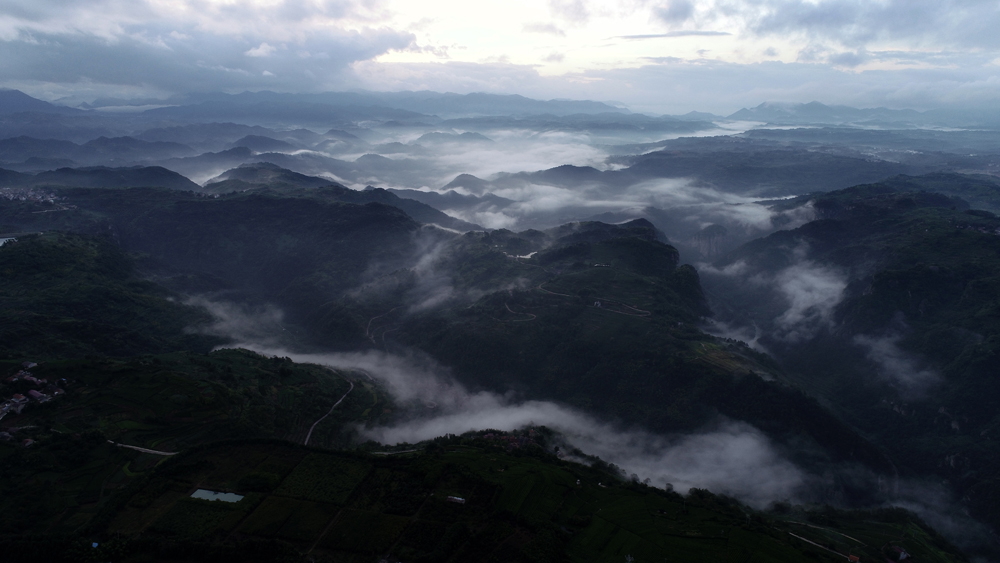 天姥三重岭,危途绕峻溪