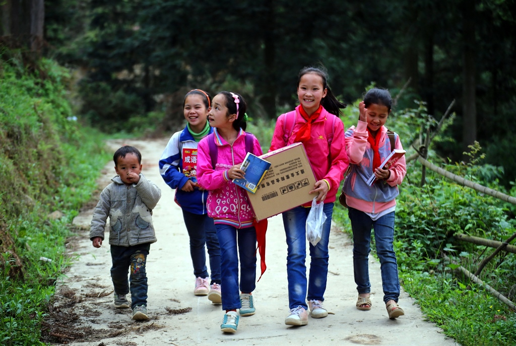 高兴上学的山区小学生