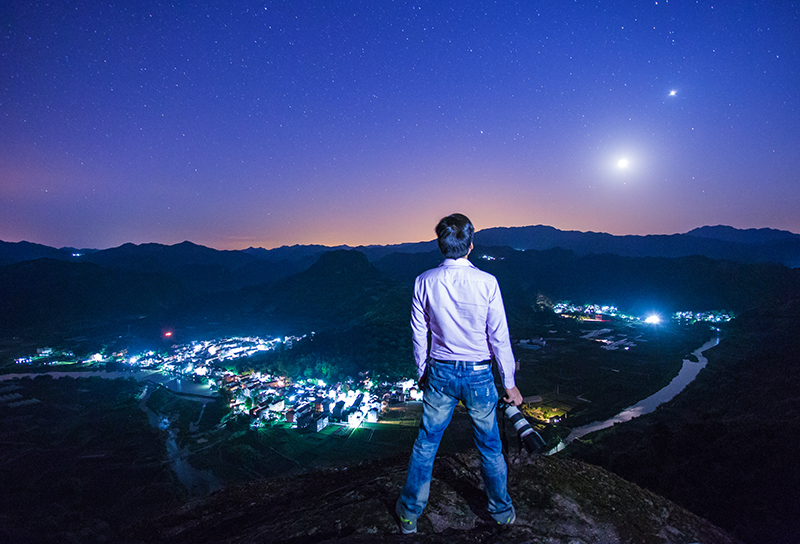 举头望明月,低头思故乡.