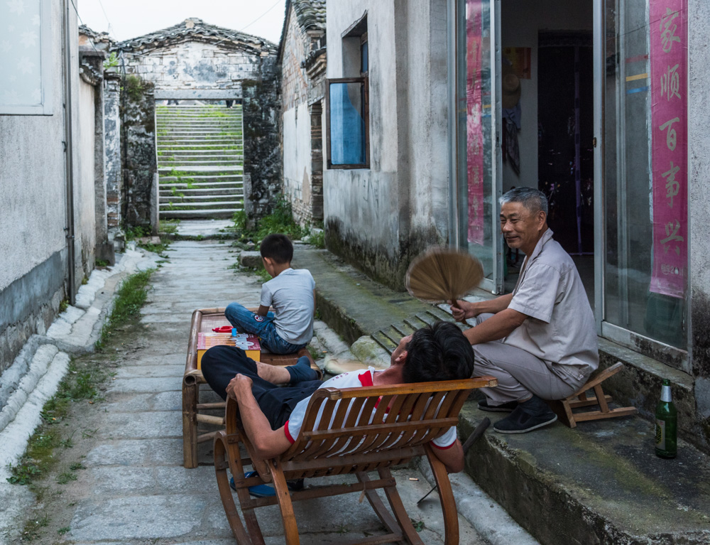 老街乘凉,拍摄时间:2018年6月15日,地点:陵阳镇