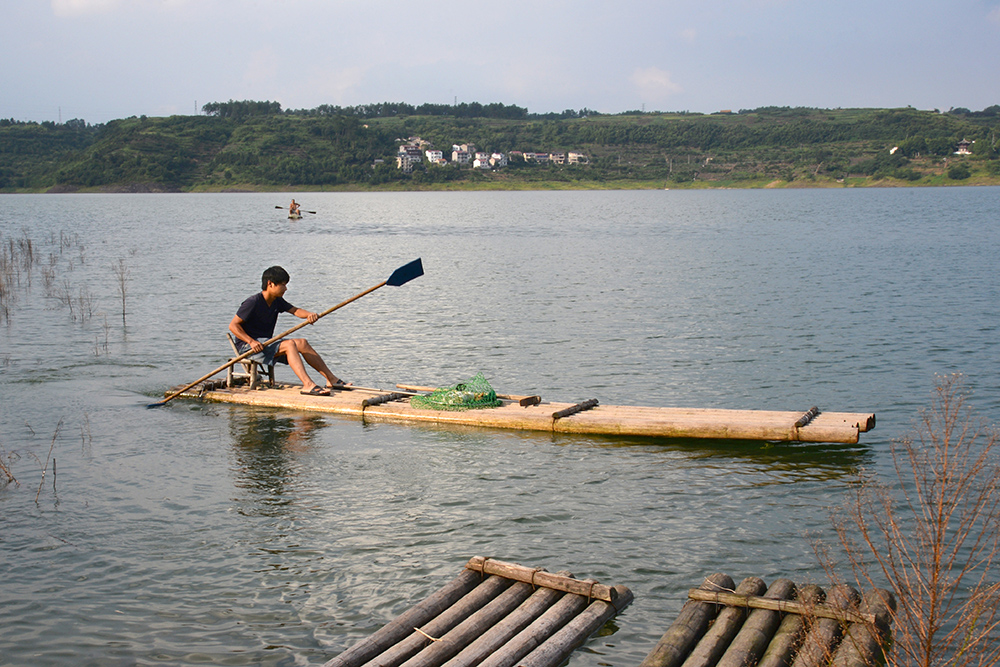 作品名:湖中游  2018年摄于新昌沃州湖  唐诗《同严逸人东溪泛舟  
