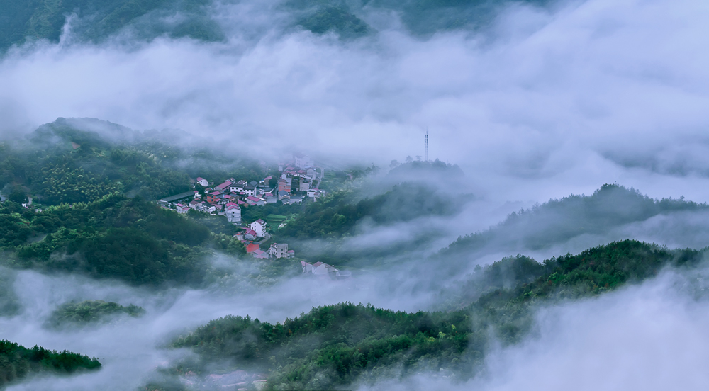 《天姥三重岭》(唐 李敬方 《登天姥》)