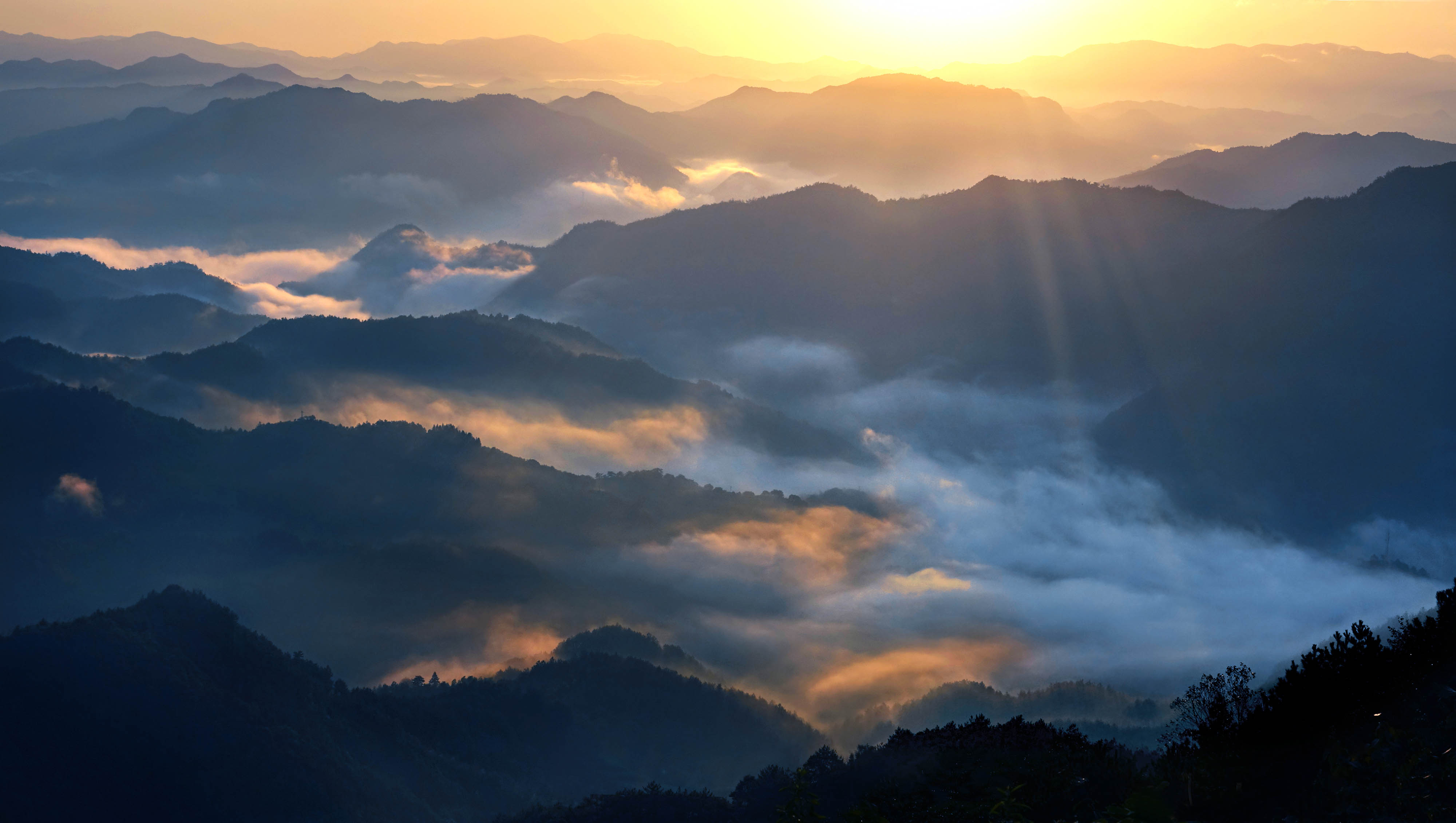 《晨雾迎朝霞》 2018年9月摄于新昌天姥山