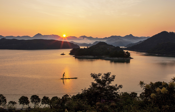 "日出江花红胜火"—— 白居易 《忆江南》2016.09.24拍摄于沃洲湖.