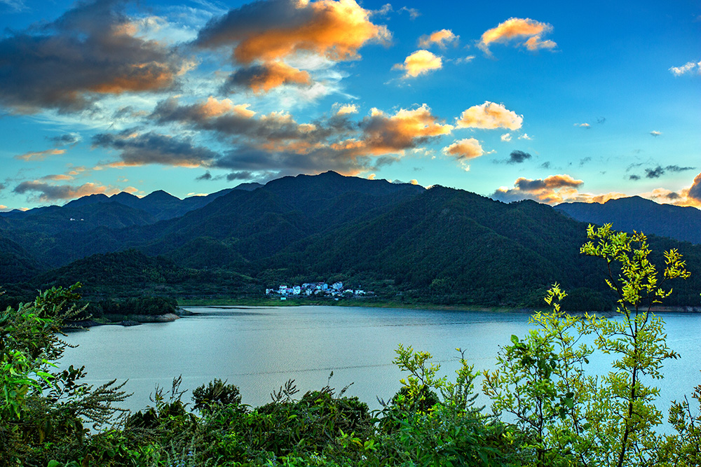 澄霁晚流阔,微风吹绿苹