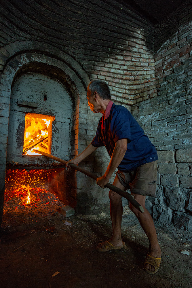 烧火的窑工