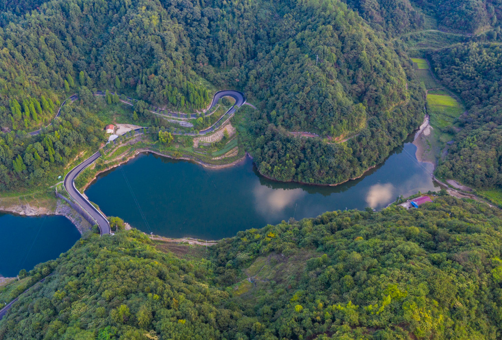 半亩方塘一鉴开