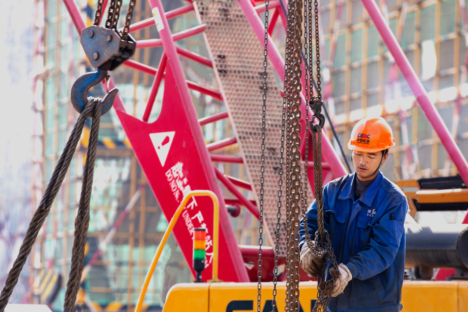 表现建筑工地吊装工进行精心吊装的场景
