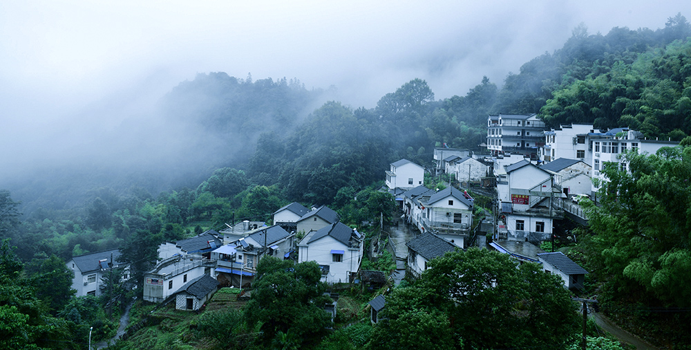 《醉美山乡》6月22日拍摄于石台县大山村,雨后的大山村云雾缭绕,犹如