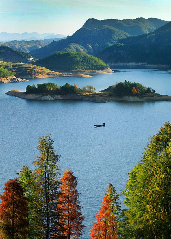 "岸如洞庭山如剡,船漾清溪凉胜簟",摘自贯休的《泊秋江》,摄于新昌