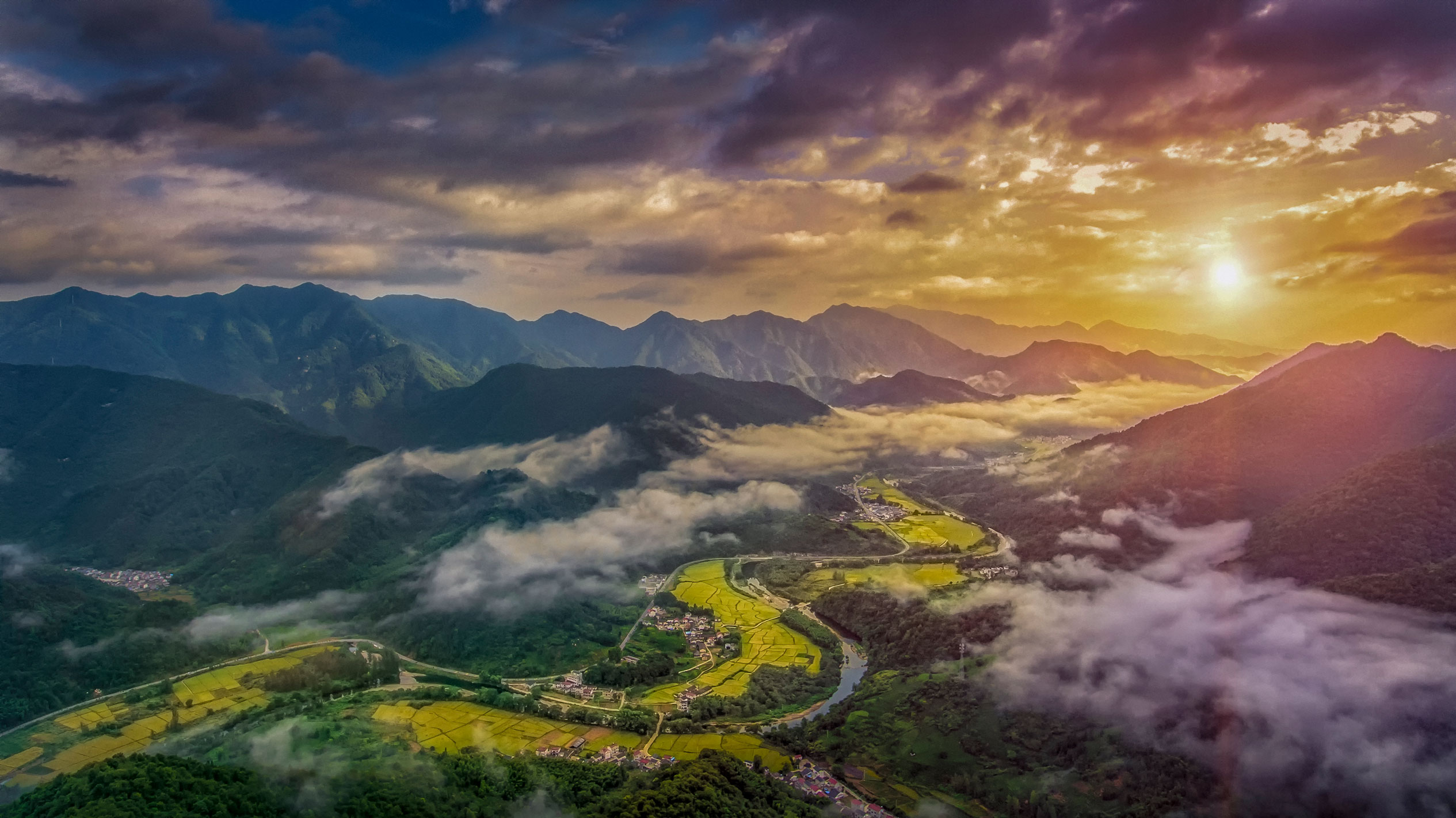 作品名称:《古河道孕育着良田》 拍摄地点:池州石台县仙寓山.jpg
