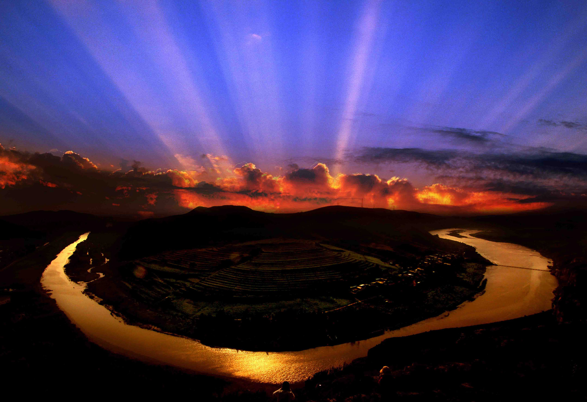 霞光映照凌河第一湾