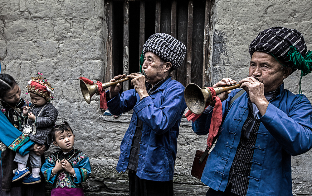 苗寨婚庆时,唢呐手起劲的吹奏2015-9.-25摄于湘西凤凰县山江镇老家寨