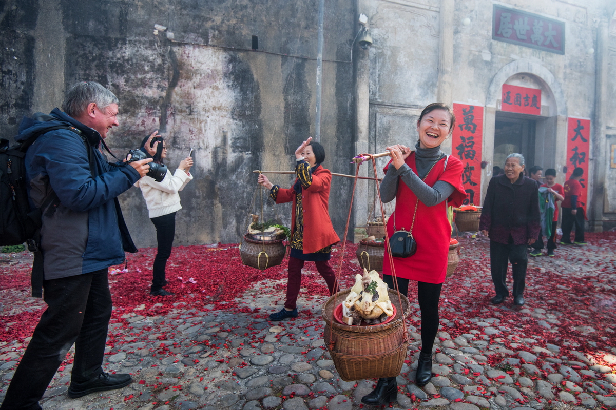 深圳客家围屋——大万世居大年初二祭祖,老外也被中国传统民俗吸引.