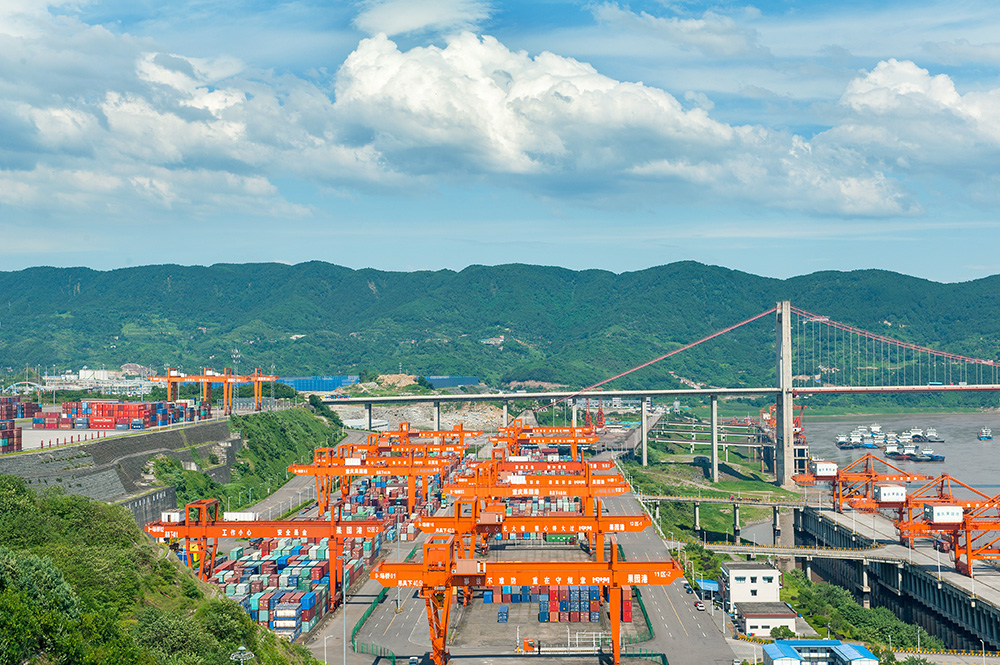 《重庆果园港集装箱码头》