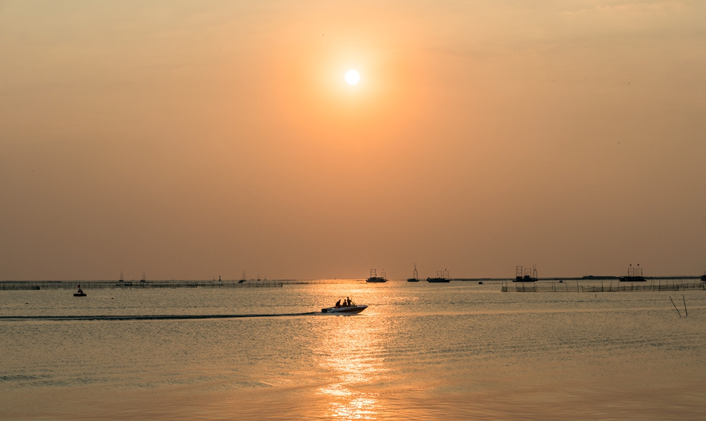 夕阳西下洪泽湖