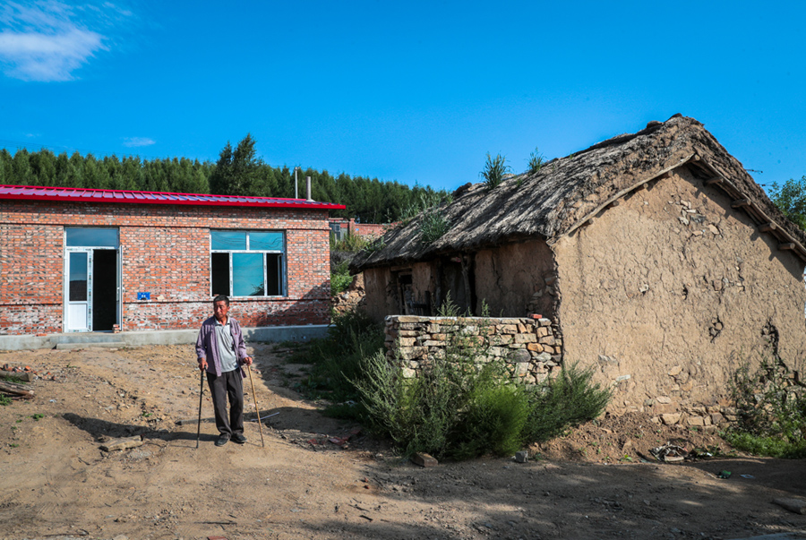 扶贫后新旧房--2017摄于内蒙古宁城县